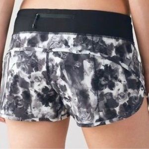 Lululemon Speed Up Obscured Black Gray White Rose Ink Blot 2.5"